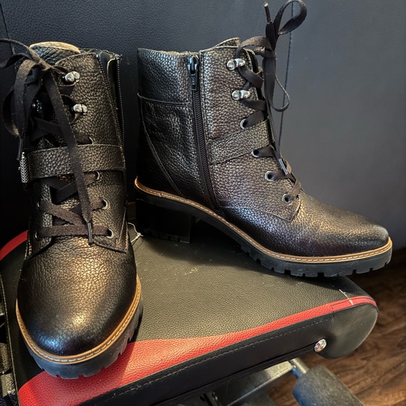 Naturalizer Tia water repellent bronze boots
Wide width
NIB - Picture 3 of 9